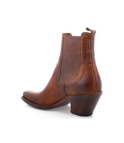 The sartorial elegance of these Bed Stu Viscera Chelsea boots is exemplified in their tan leather design. With exceptional durability, these women's boots are a timeless addition to any wardrobe.