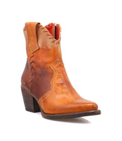 Bed|Stü Baila II tan leather Western-inspired ankle boot with a pointed toe, stacked heel, and red interior lining.