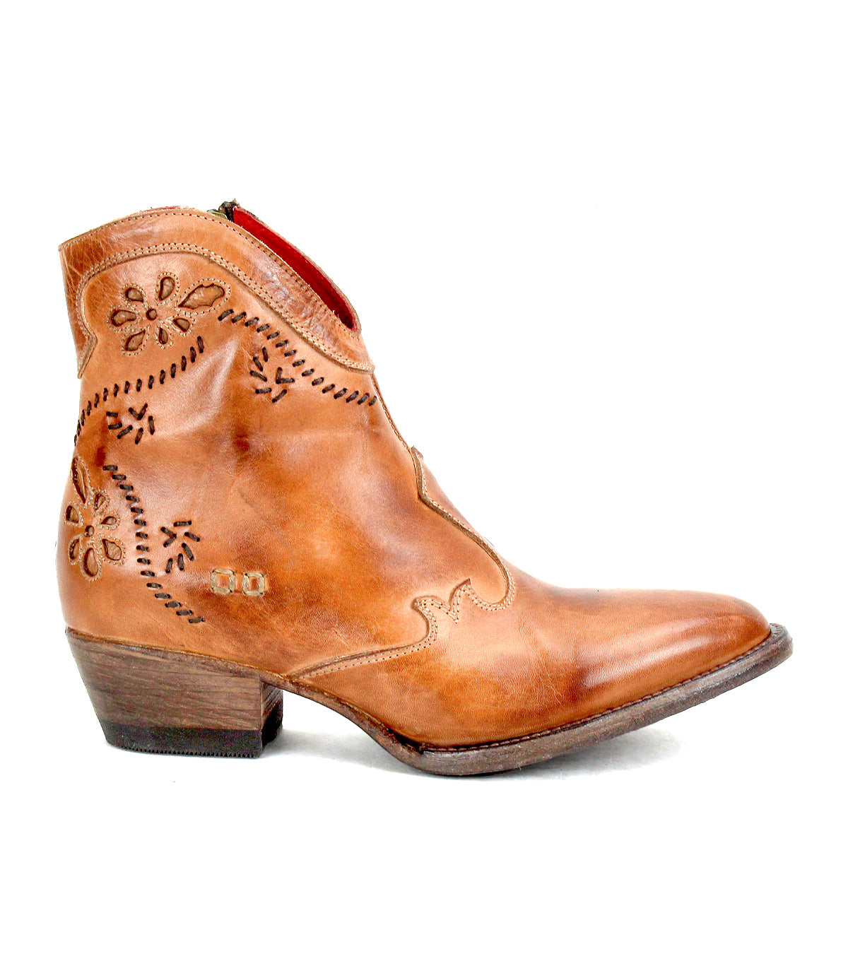 The Bed|Stü Laredoa is a brown leather Western boot with decorative stitching, a pointed toe, and a low heel, shown in profile on a white background. This feminine cowboy boot features elegant details that add classic style to any outfit.