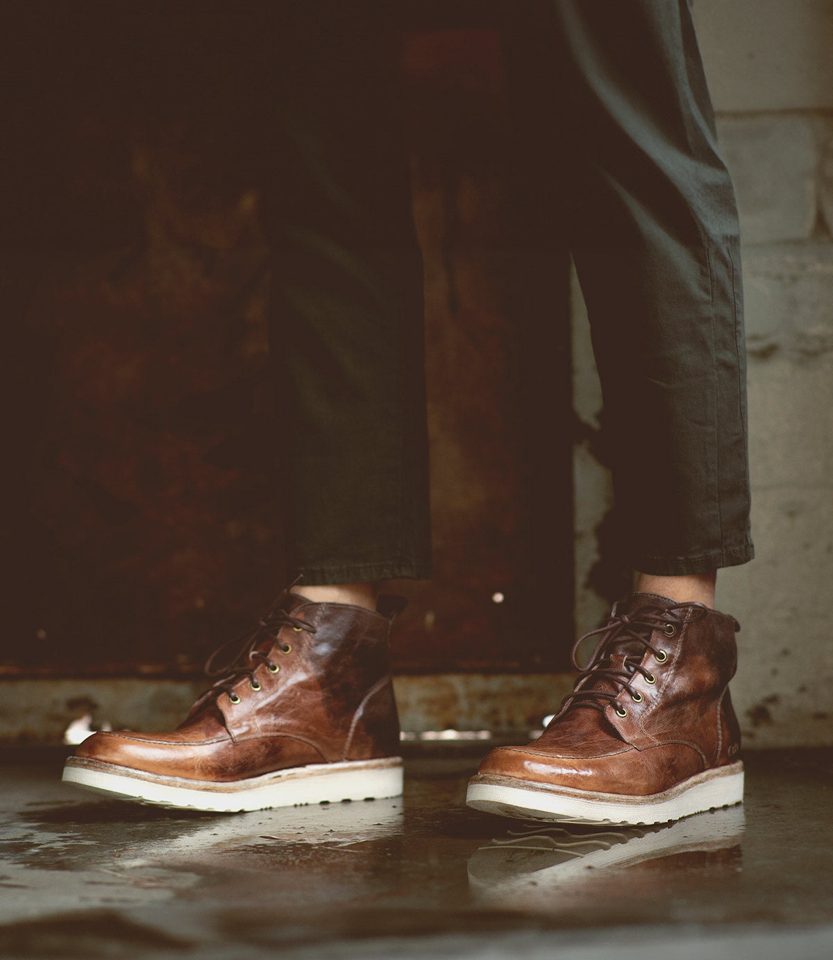 Bed|Stü Lincoln brown leather lace-up work boots with white wedge soles for everyday wear.