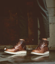 Bed|Stü Lincoln brown leather lace-up work boots with white wedge soles for everyday wear.