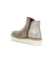 A versatile Bed Stu Lydyi ankle boot avec un côté zipper.