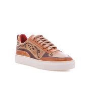 Bed|Stü Lynox tan leather sneaker with brown trim, a classic floral motif, and a thick white rubber sole.