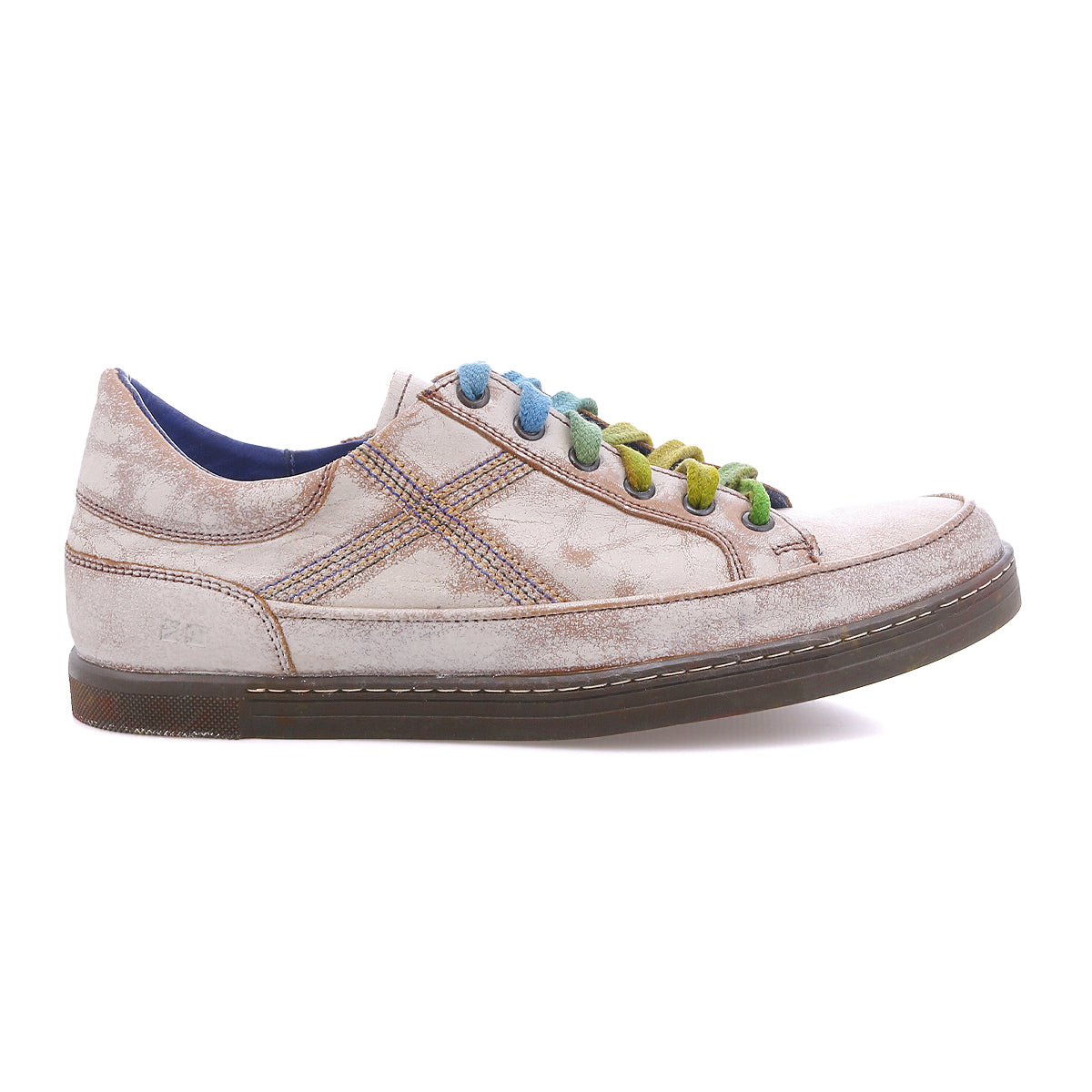 Bed|Stü Wizard low-profile sneaker in distressed light gray leather featuring crossover stitching and multicolored laces.