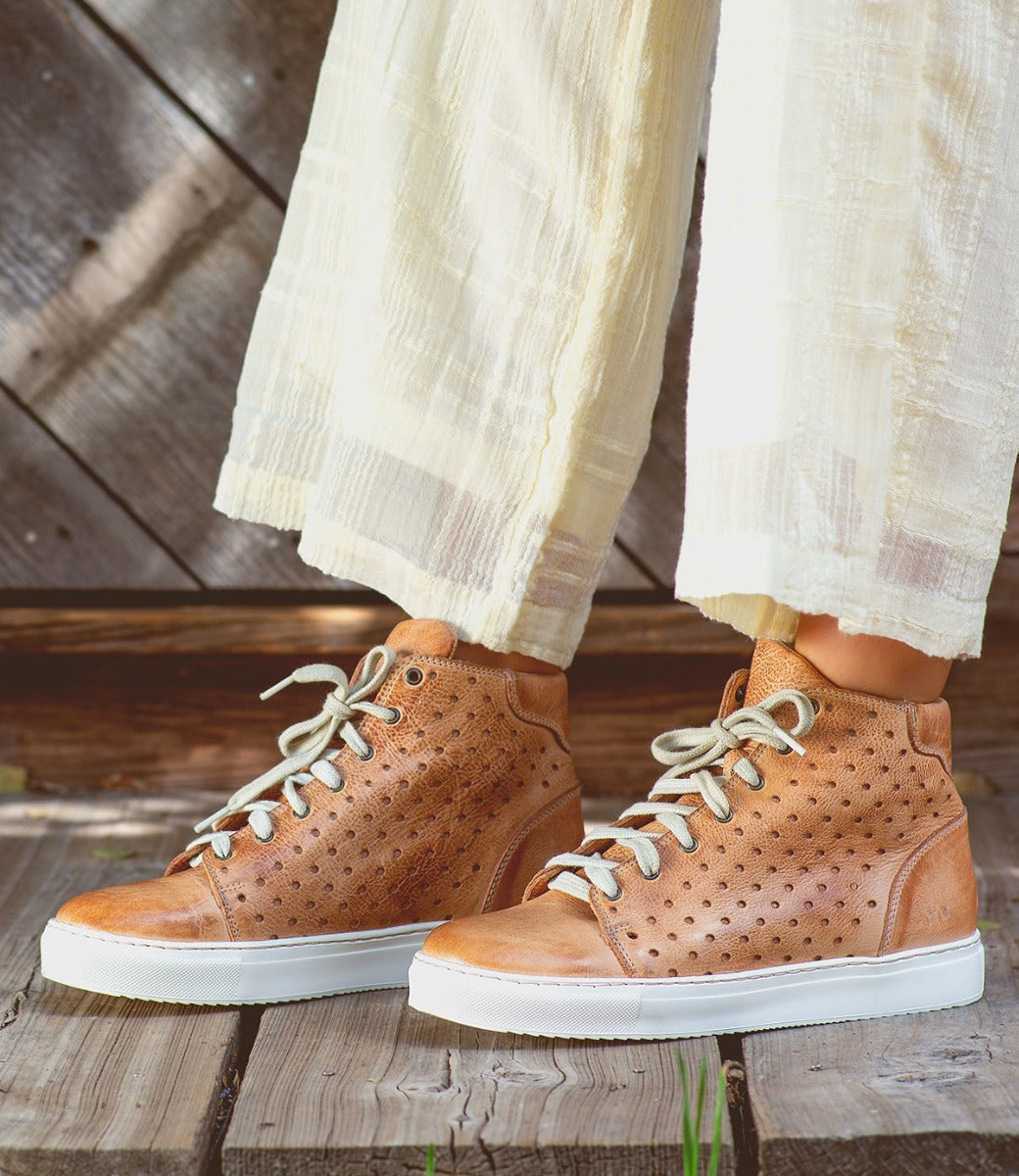 A woman wearing a pair of leather sneaker Lirica by Bed Stu.